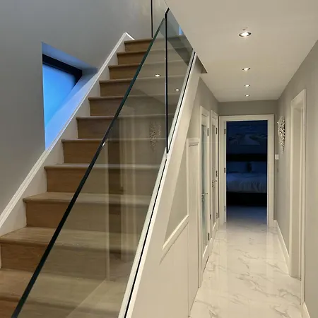 Croke Park 3-beds 1 Pullout Bed Sleeps 8 더블린