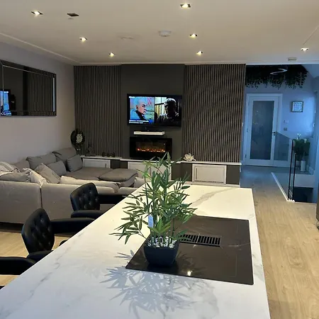 Croke Park 3-beds 1 Pullout Bed Sleeps 8 *